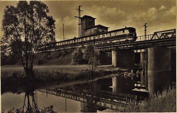Latający Ślązak na moście nad Kanałem Gliwickim